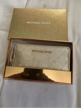 MICHAEL KORS Metallic Gold Zip Wallet Phone Case